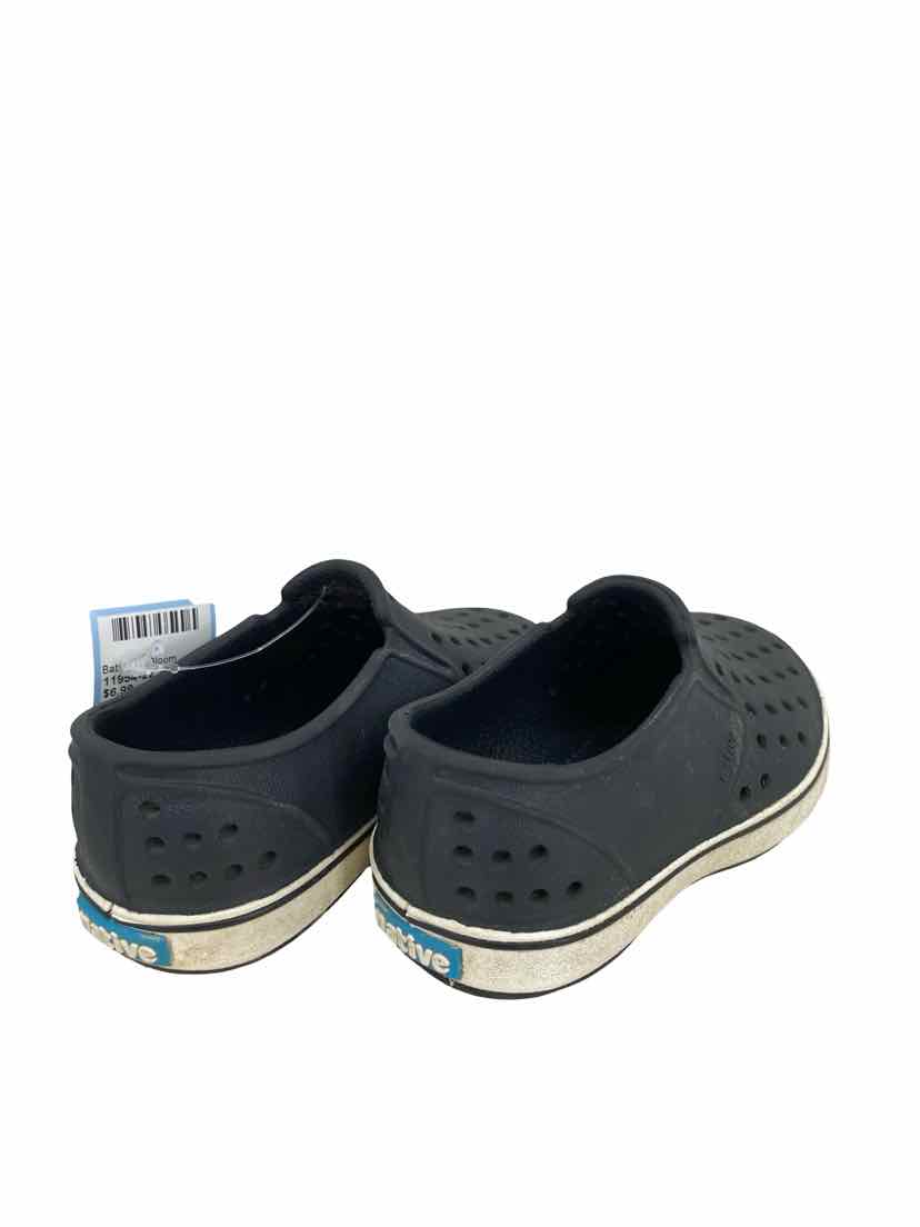 Native Kids Size 6 Shoes