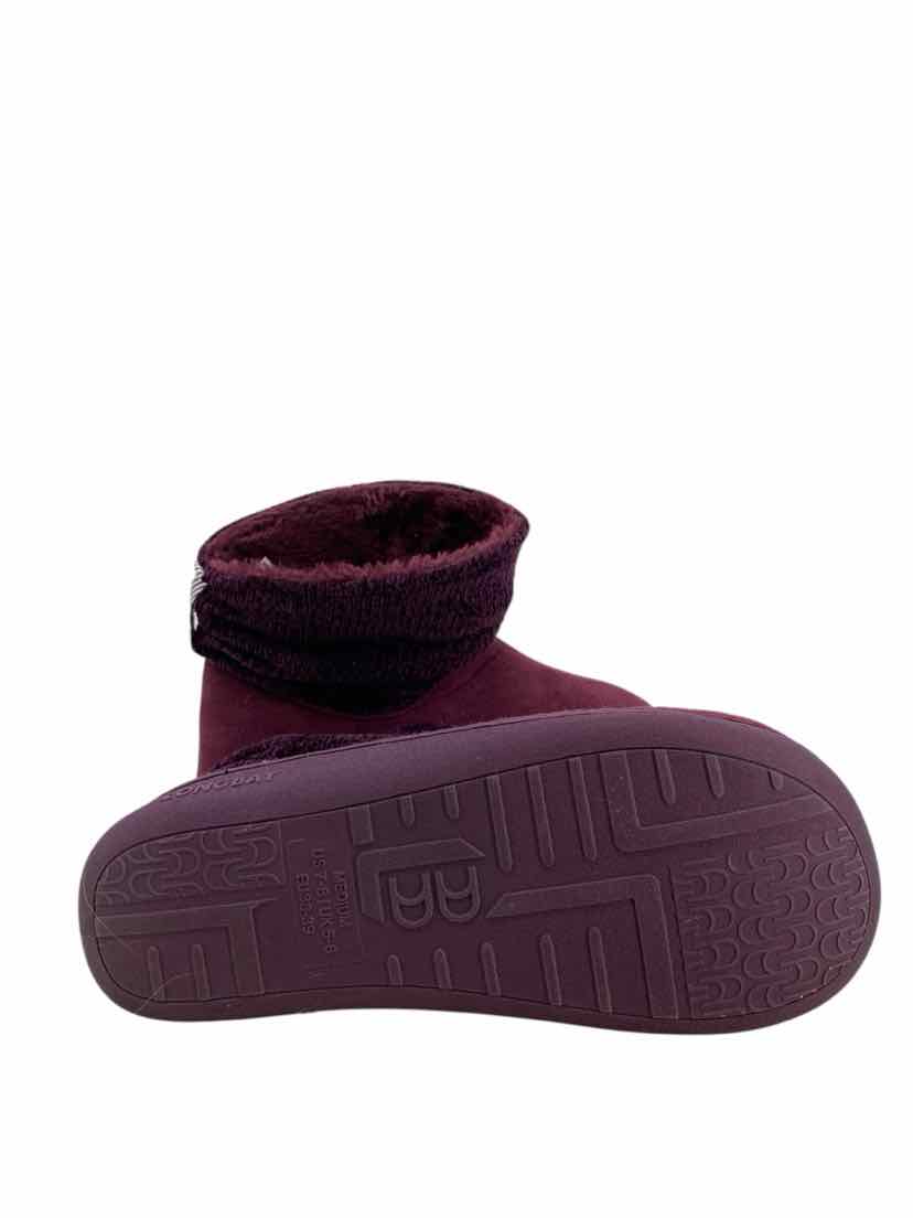 Long Bay Ladies Size 7-8 Slippers