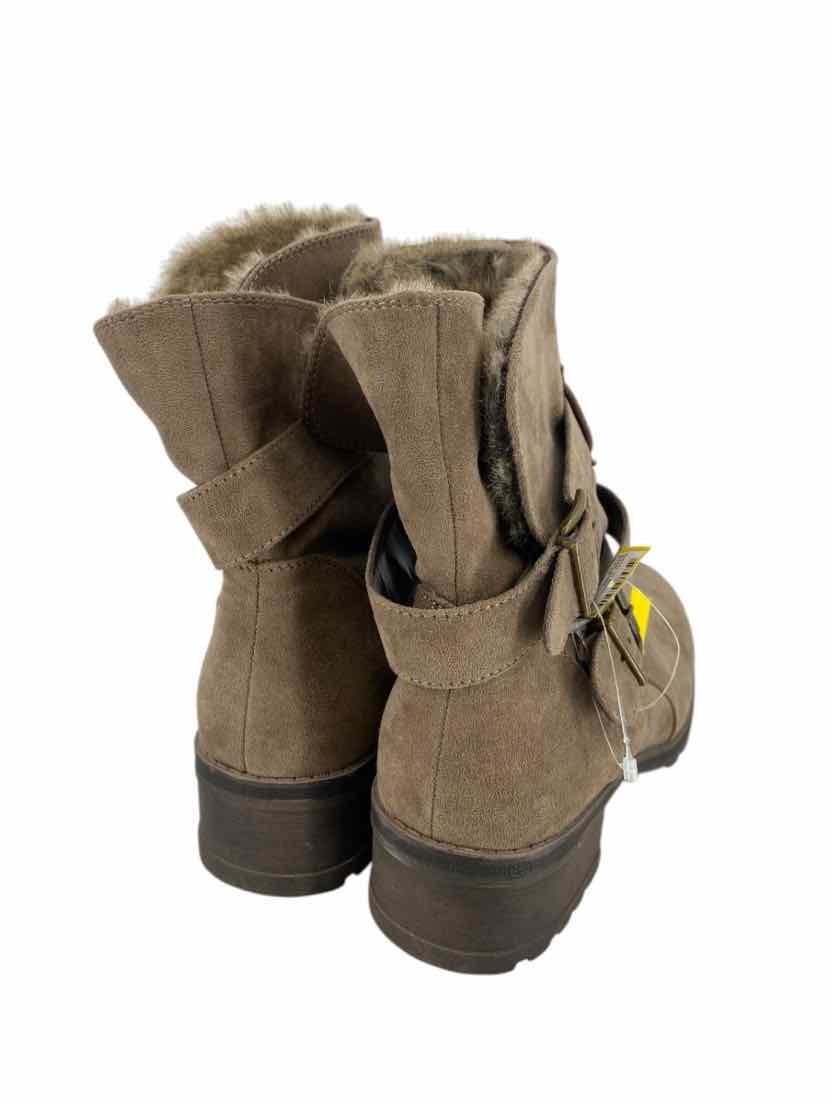 White Mountain Ladies Size 9.5 Boots