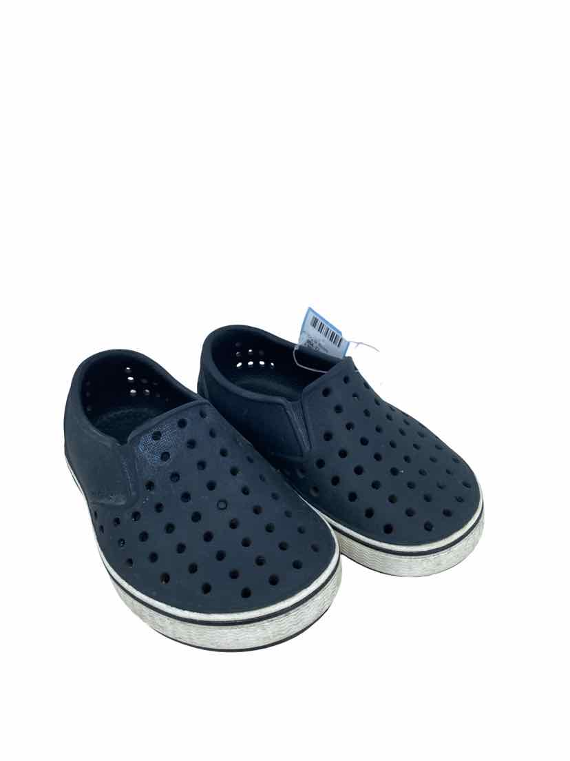 Native Kids Size 6 Shoes