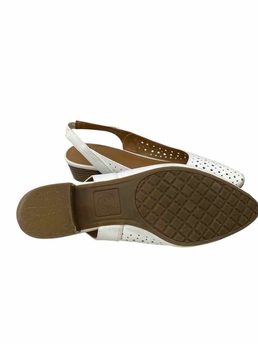 White Mountain Ladies Size 7.5 Shoes