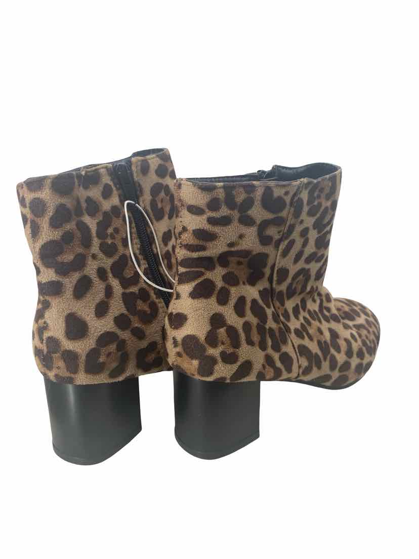 Ladies Size 8 NEW Boots