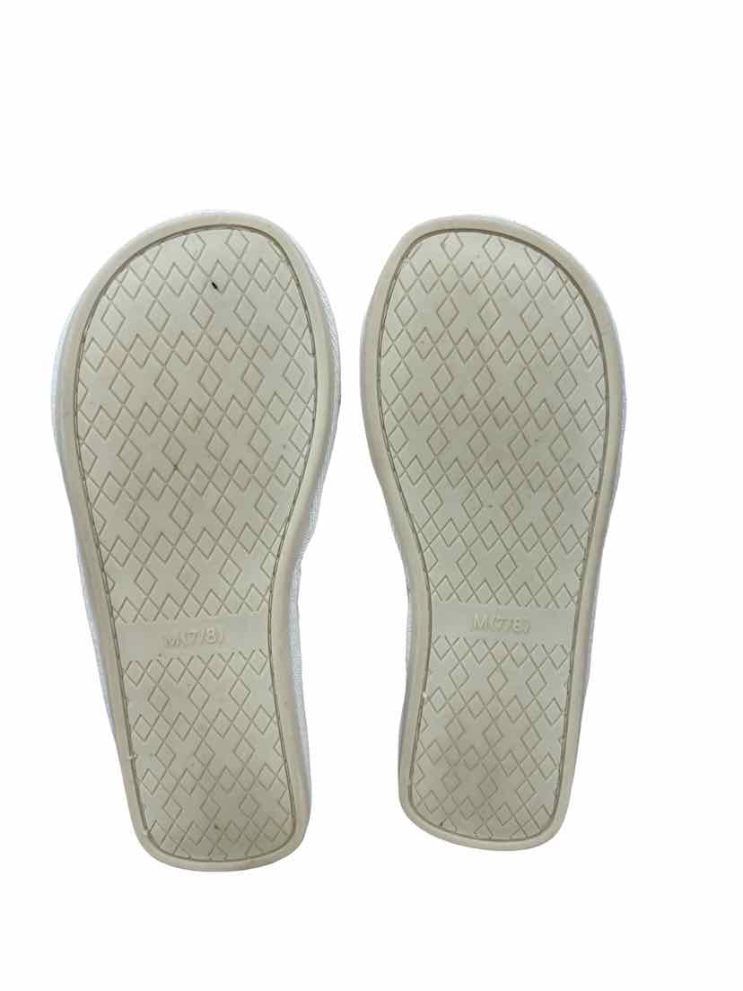 Flora Ladies Size 7/8 Slippers