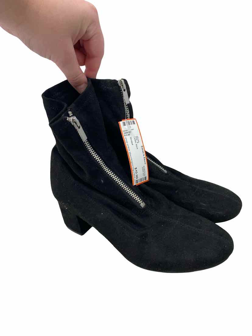 Divided Ladies Size 6 Shoes
