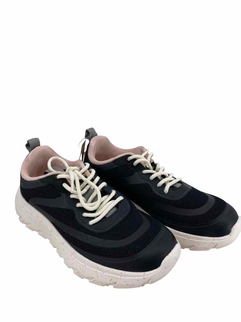 Rugged Shark Ladies Size 9 NEW Shoes
