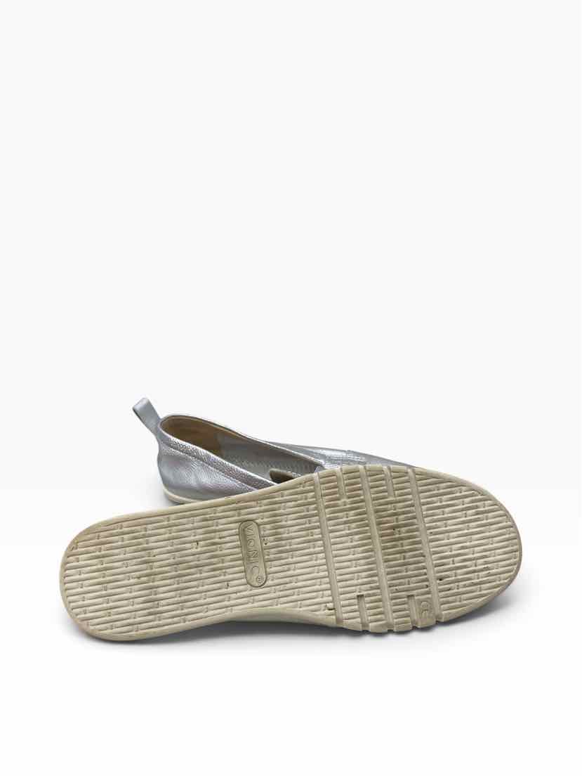 Vionic Ladies Size 9 Shoes