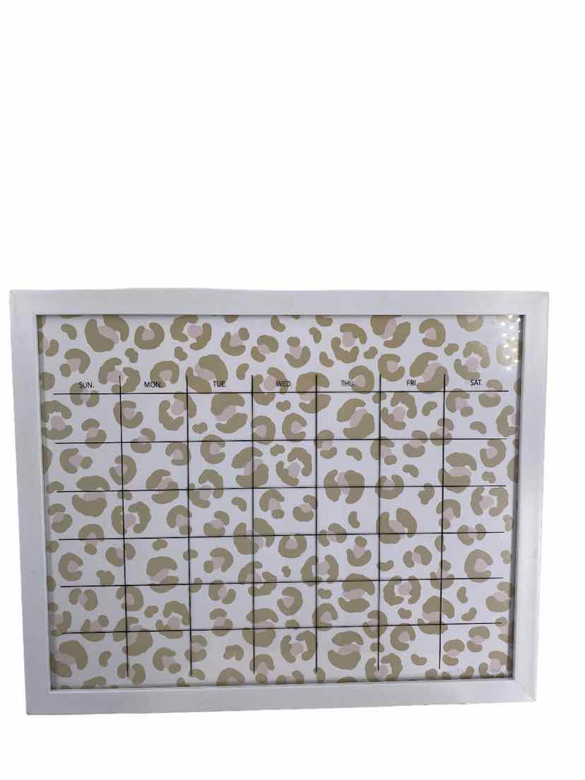Nielsen Bainbridge White Size 21.5 x 17.5 NEW Calendar