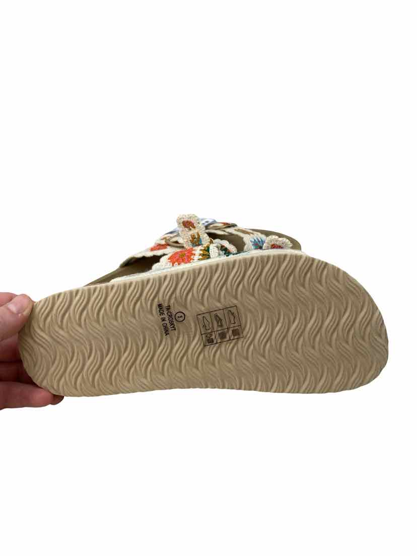 Tahari Size 3 Sandals