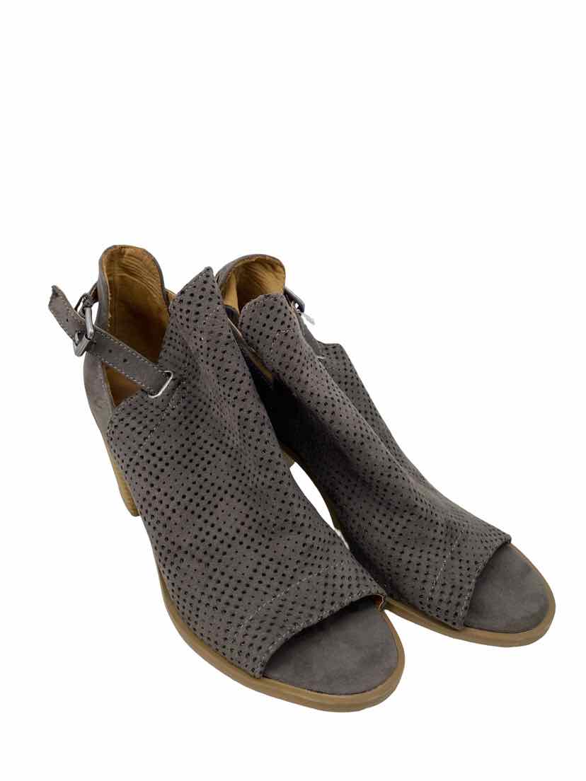 Universal Thread Ladies Size 8 Shoes