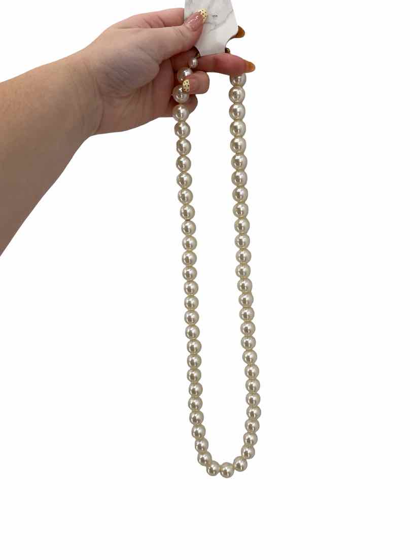 Ladies Pearl Necklace