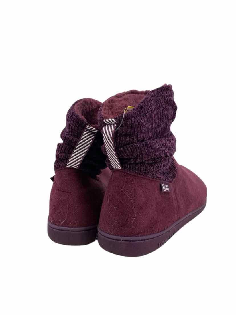 Long Bay Ladies Size 7-8 Slippers