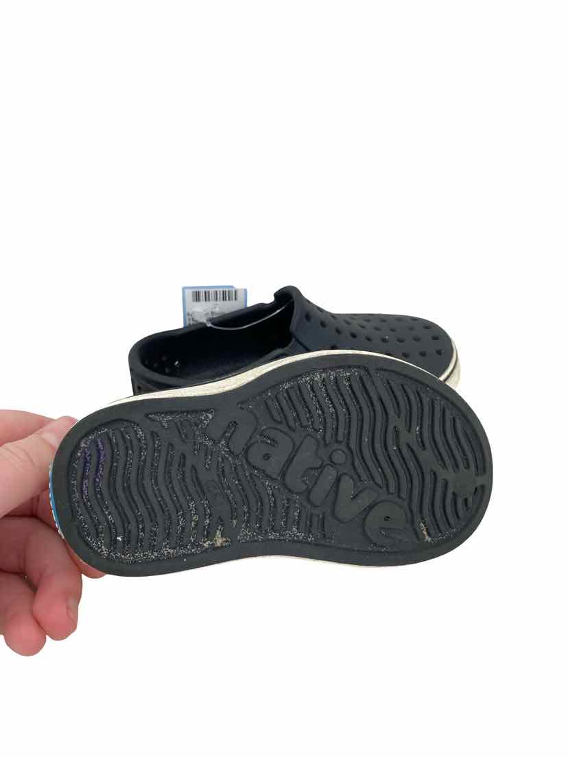 Native Kids Size 6 Shoes