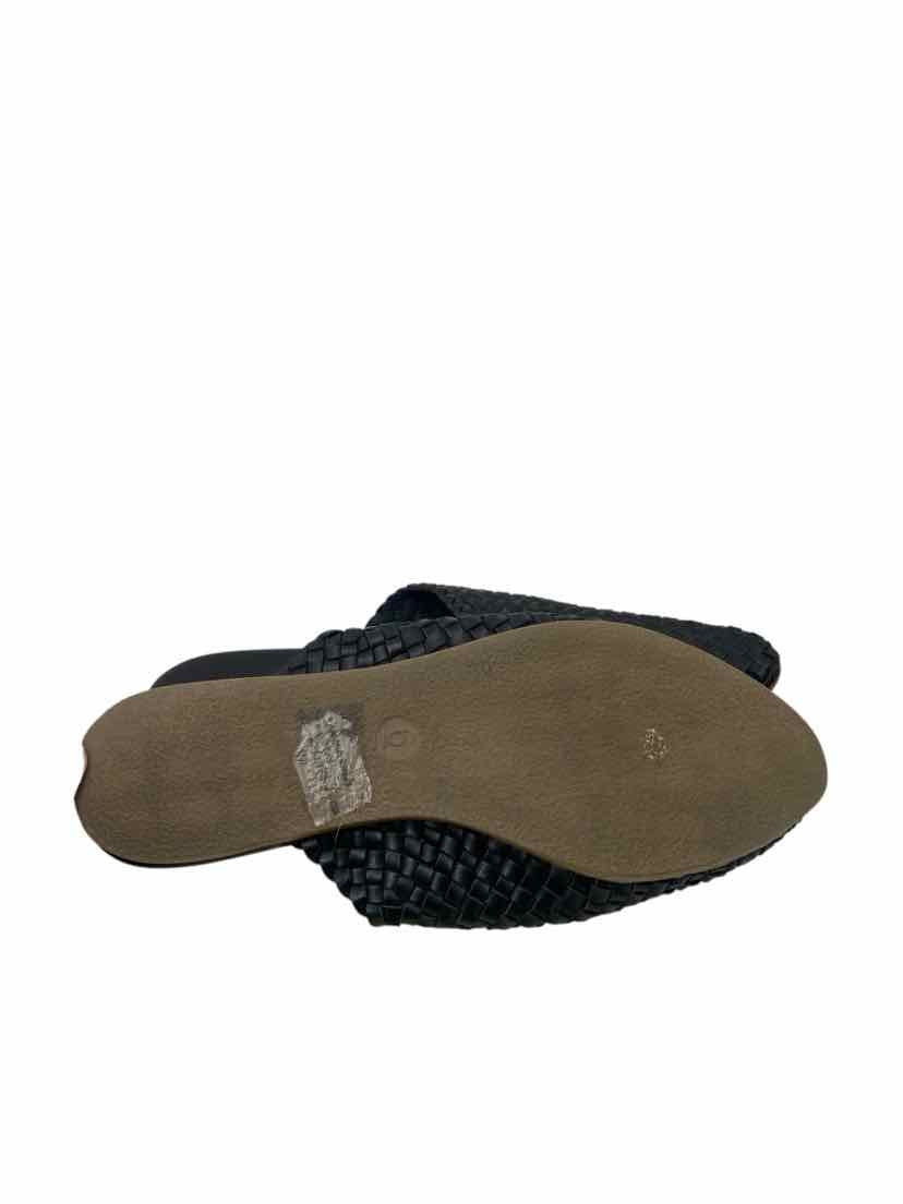 Universal Thread Ladies Size 6 Shoes