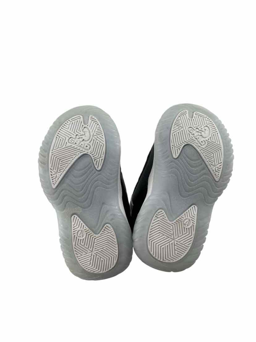 Shaq Kids Size 4 NEW Shoes
