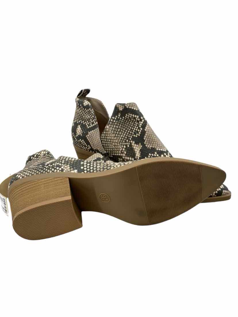 Universal Thread Ladies Size 9.5 Shoes